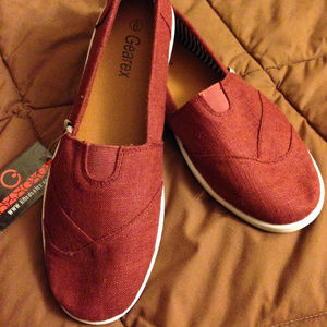 NWT slip on canvas shoes 9